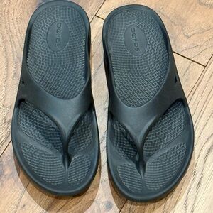 OOFOS OOlala Black Thong Sandals Flip Flops Women's Size 9 Men's 7‎